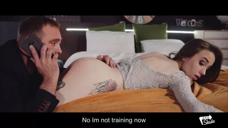 Porno ona oz qizlari uchun bir beka taklif qildi. Paypoq kiygan etuk, shirin ayollarning porno fotosuratlari