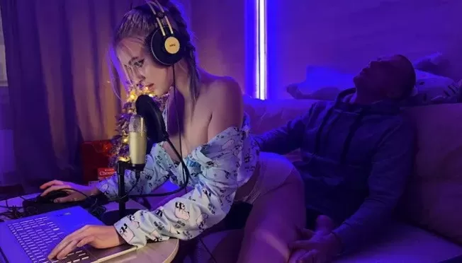 Yostiqda chayqalish Sochli kotib bilan porno video