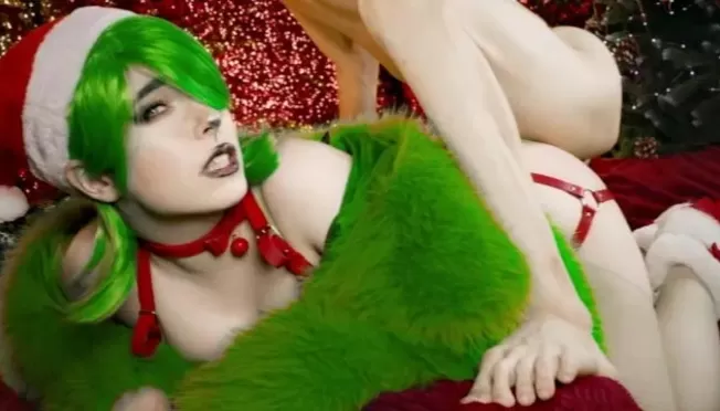 Jamoat transportidagi porno suratlarda etakni kozdan kechirish