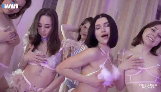 Porno aktrisa Zoe Endryu