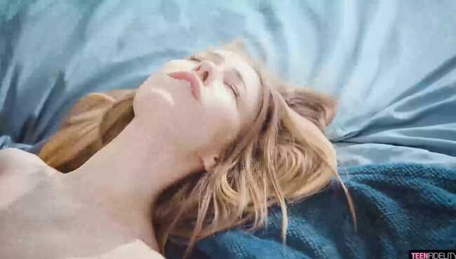 Ichki kiyimdagi keksa ayollarning fotosuratlari