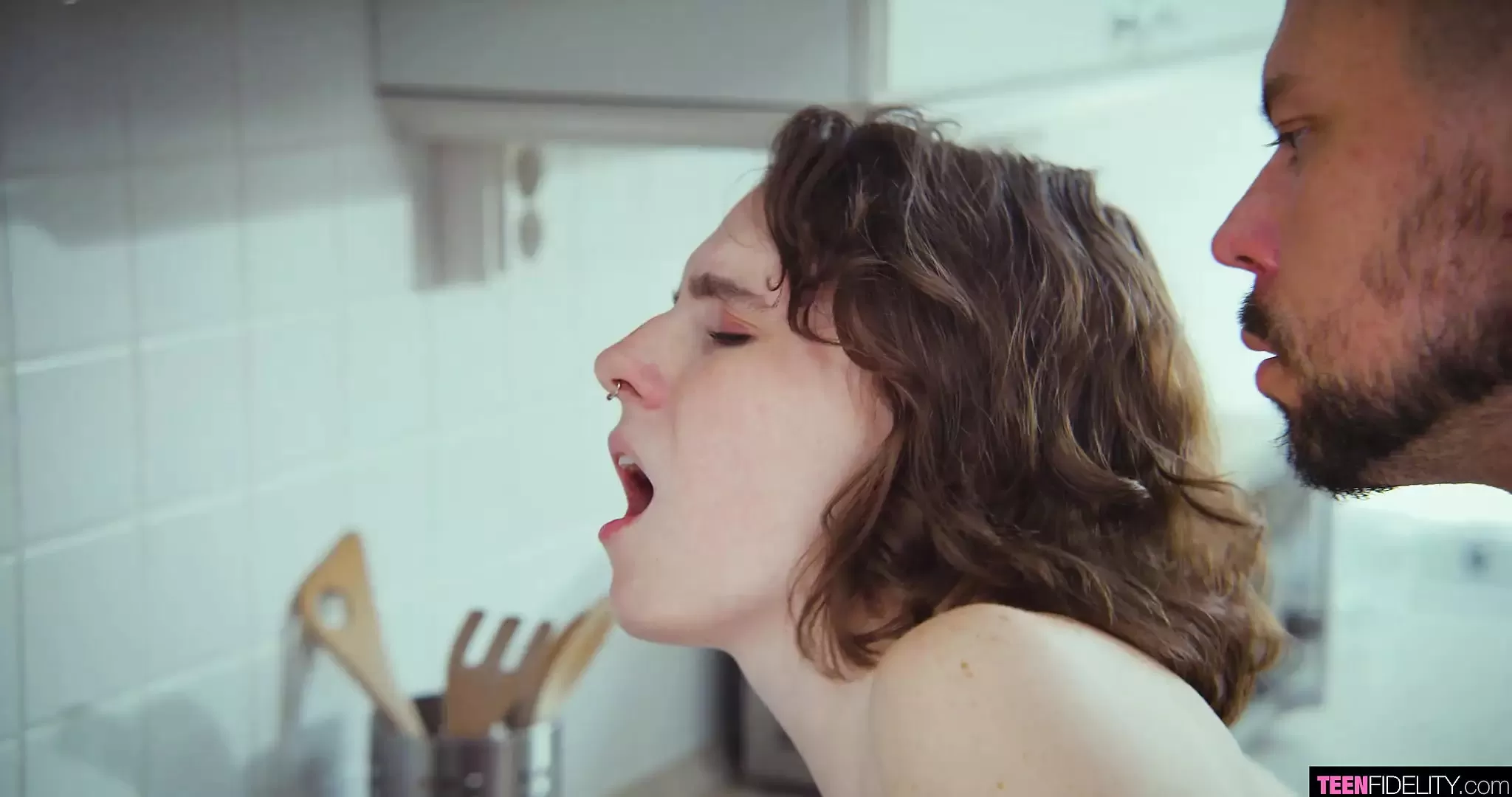 Oshxonada Tiffani qogirchoq pornosini onlayn tomosha qiling