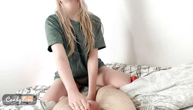 insest porno komikslar Yuqoridan korgan it uslubi