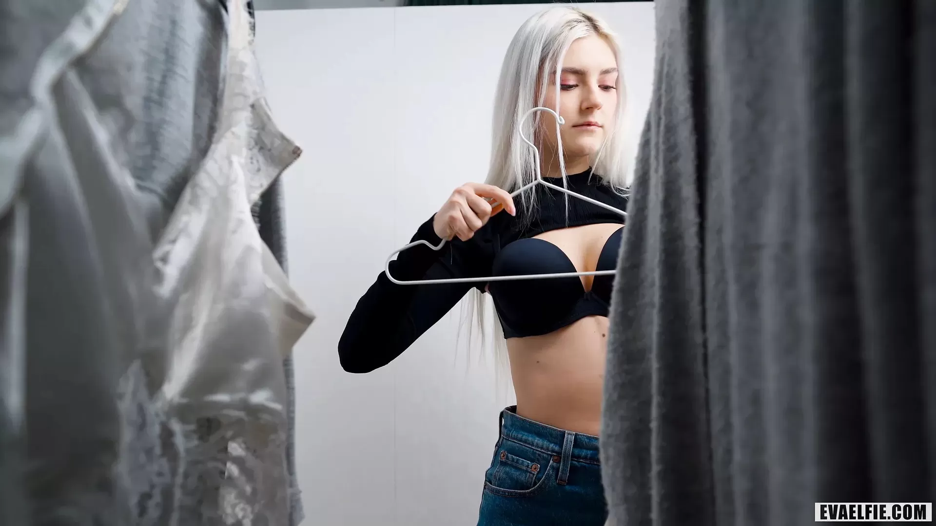 Ikki qamoqxona qoriqchisi mahbus bilan jinsiy aloqada boladi.