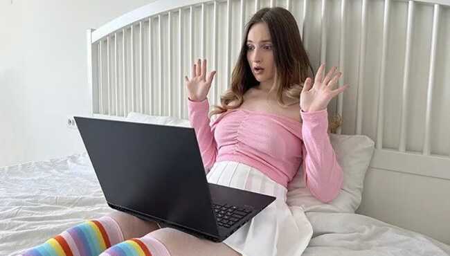 Suratlarda Stariy Oskoldan yalangoch qizlar