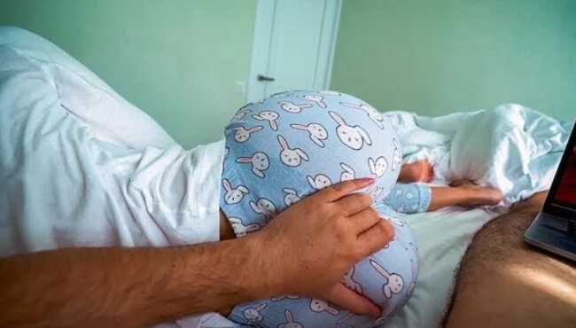 Qoshtirnoq ustida sochilgan mushuklar