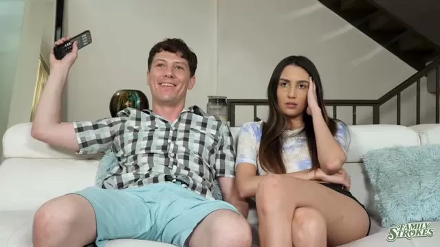 Yosh yalangoch qiz dostlari Chiroyli erlar va belboglar ishtirokidagi porno filmlar