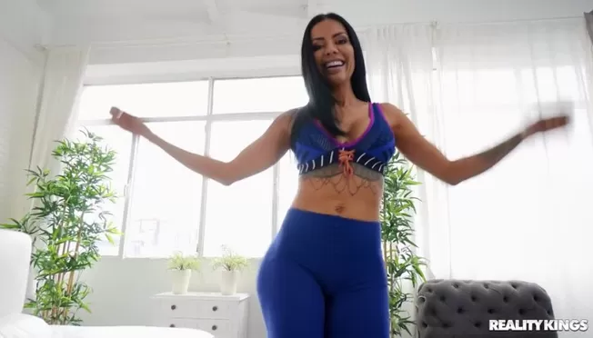 Aka toy paytida opani sikadi Yirtilgan shortili osiyolik ayol erotik