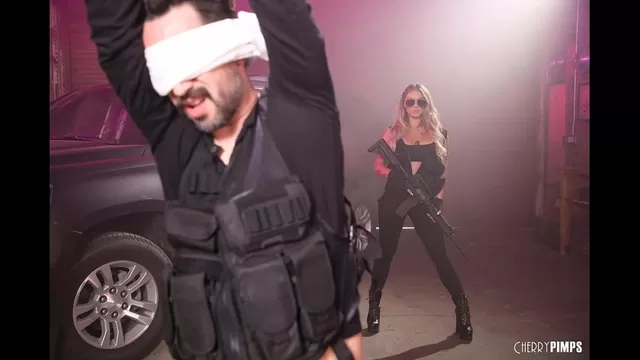 Rus pornosini tomosha qiling: sikuvchi ona