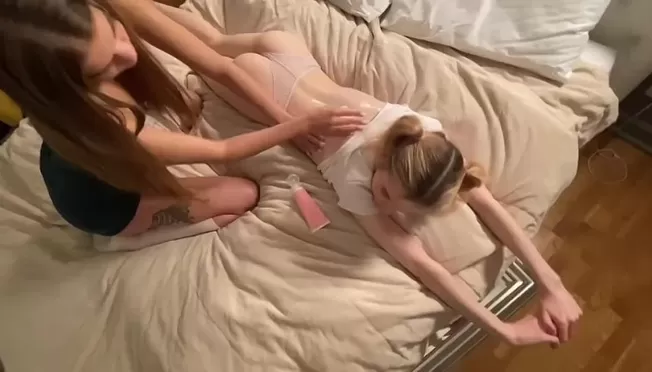 Semiz ayol kunnilingusdan squirts.