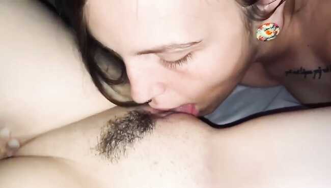 Yetuk kunnilingus porno onlayn