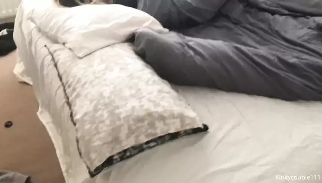 Ajoyib kokraklar boshdan oyoq yalangoch Katta kokraklar taxminan yoğrulur