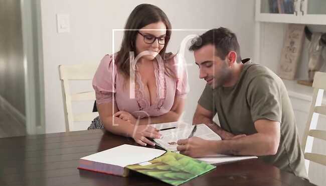 Eng qopol jinsiy aloqa Er uxlayotganda, mast xotin sikiladi.