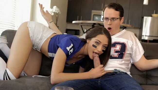 Qora erkak keksa sayyohni jinsiy aloqa bilan xursand qilishga qaror qildi. To‘y oldidan o‘zimni o‘rtog‘imning keliniga majburladim.