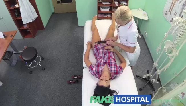 Uning shortisidan jinsiy olatni chiqib turardi