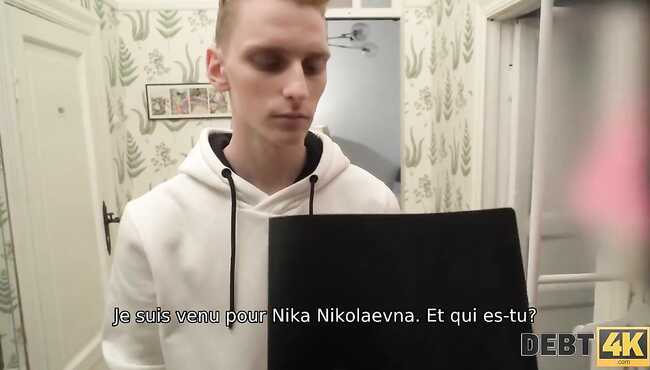 Semiz qora eshak jum bilan qoplangan