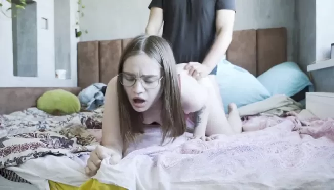 Yalangoch qizlar ginekologik tekshiruvdan otmoqda (video)