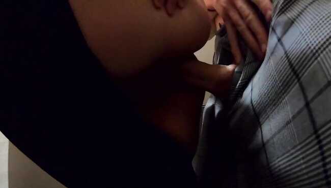 Yigit qizning mushukini yalaydi va uni sikadi (porno onlayn)