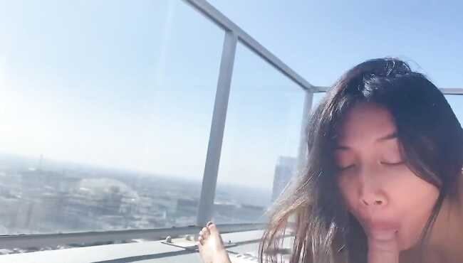 Kop yigitlar ommaviy videoda bitta qizni sikishadi