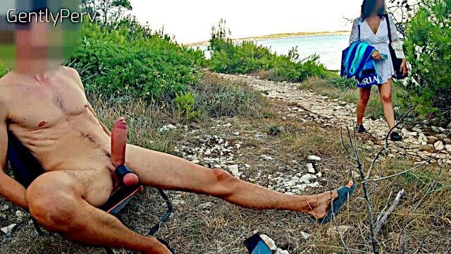 Yosh blondalar ogizlarida boladi