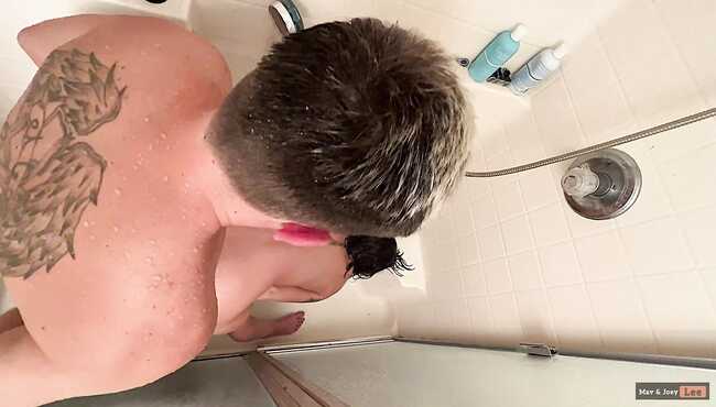 Qiz dugonasining kokraklarini silaydi