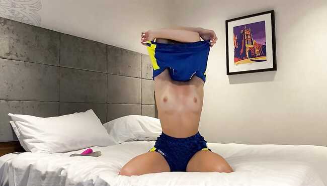 Ish joyidagi stulda yashirin masturbatorning porno videosi Yuzlardagi boyinboglar toplamini tomosha qiling