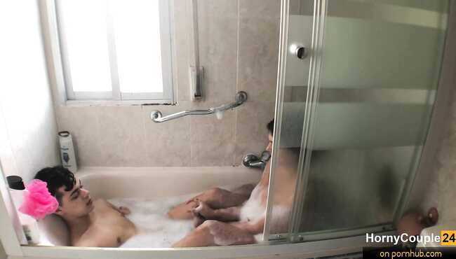 Oshxonadagi külotli xotinning fotosurati