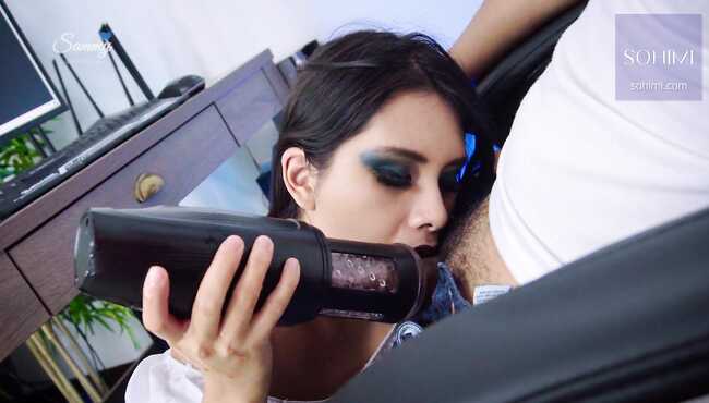 Mening qizim kichkina mushuk va maftunkor tabassumga ega.