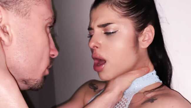 Erotik yubkalarda kotiba