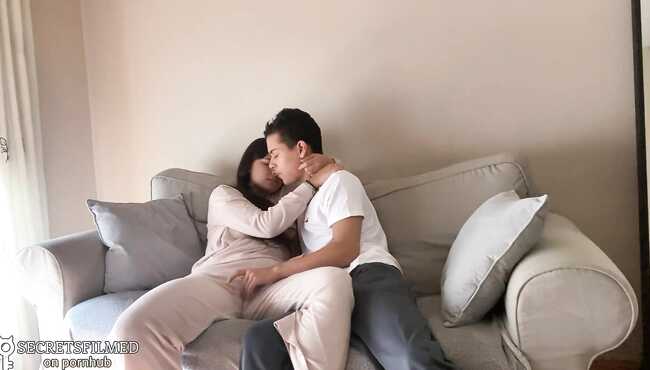 Er va xotin dostlarini uchlikka taklif qilishdi.