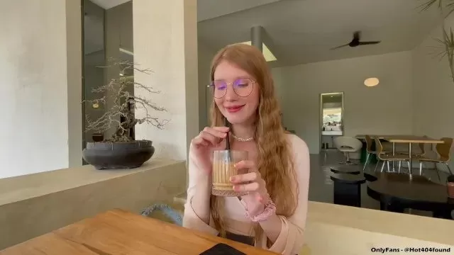 Qiz tomosha qilayotganda, bir yigitning saunada silkinayotganini tomosha qiling