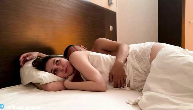 Qizlar qollari bilan blowjobs beradi