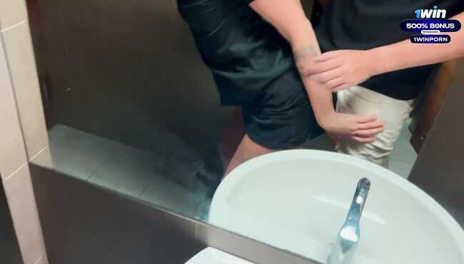 Transseksual yigitni ogziga sikadi.