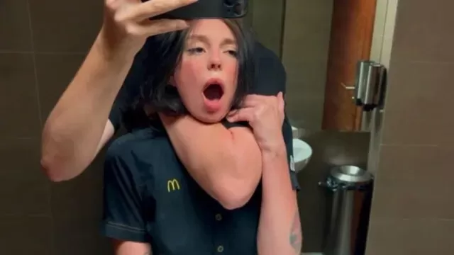 Tort oyoqqa turgan yubkadagi qizning fotosurati