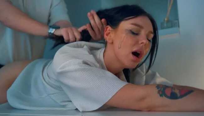 Oshxonada xalat ichida porno