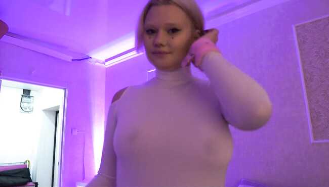 Jinsiy aloqada bolgan katta yoshli ayolning uy qurilishi videosi