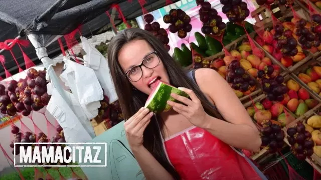 Xotinim erining oldida dugonasi tomonidan sikilib, u keldi.